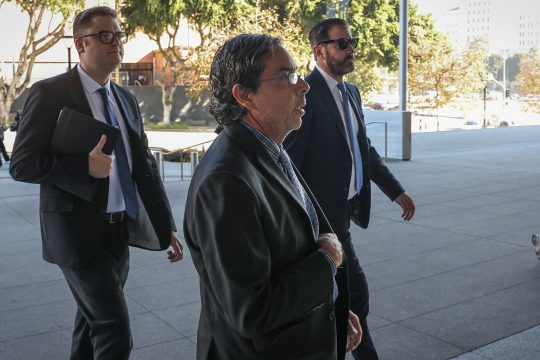 Der frühere Arzt von Matthew Perry auf dem Weg zum Gerichtsgebäude, begleitet von zwei Männern in Anzügen