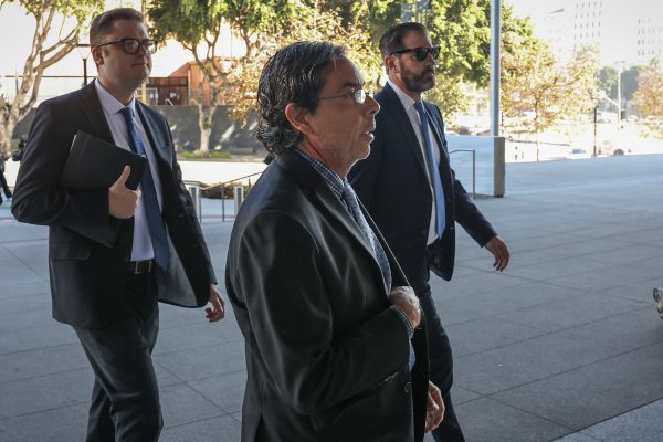 Der frühere Arzt von Matthew Perry auf dem Weg zum Gerichtsgebäude, begleitet von zwei Männern in Anzügen