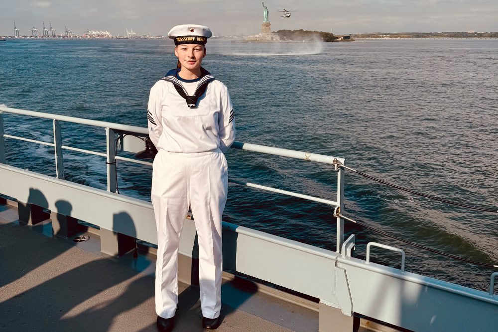 Stabsgefreite bei der deutschen Marine, Aurora, auf einem Marineschiff vor der Freiheitsstatue von New York