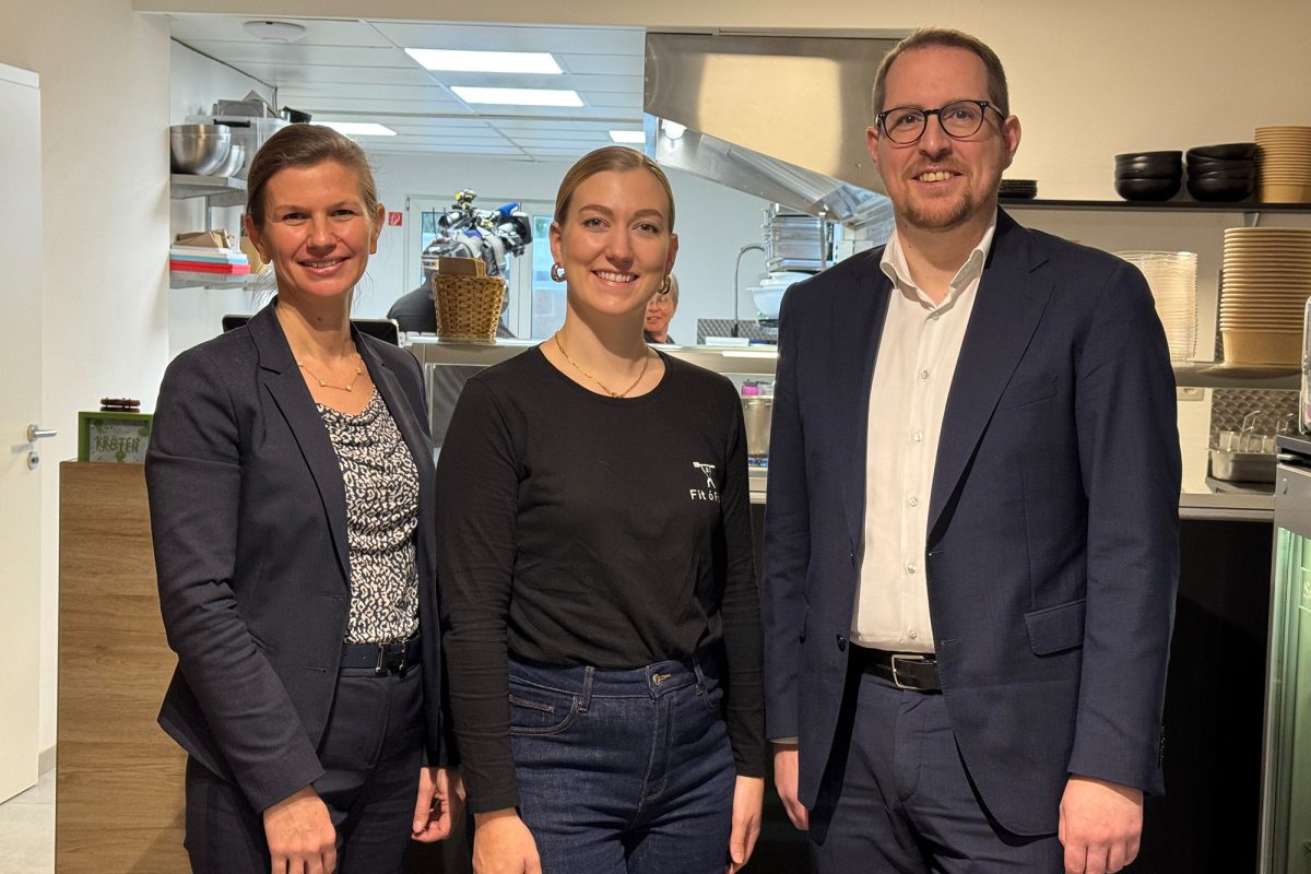 Die geschäftsführende IAWM-Direktorin Verena Greten, Melina Stoffels vom St. Vither Ausbildungsbetrieb Fit ó Fago und der zuständige DG-Minister Jérôme Franssen