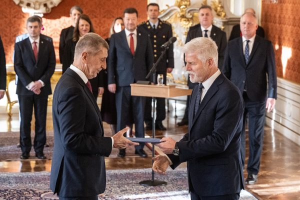 Der tschechische Präsident Pavel übergibt dem neuen Premierminister Babis seine Ernennungsurkunde