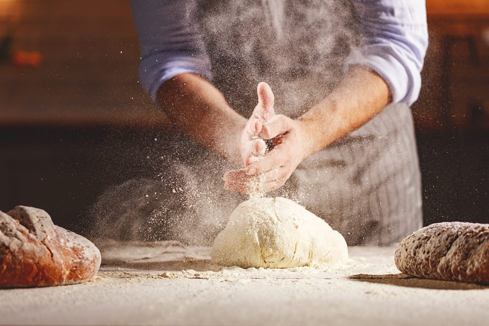 Bäckerhände, Teig, Mehl, Brote