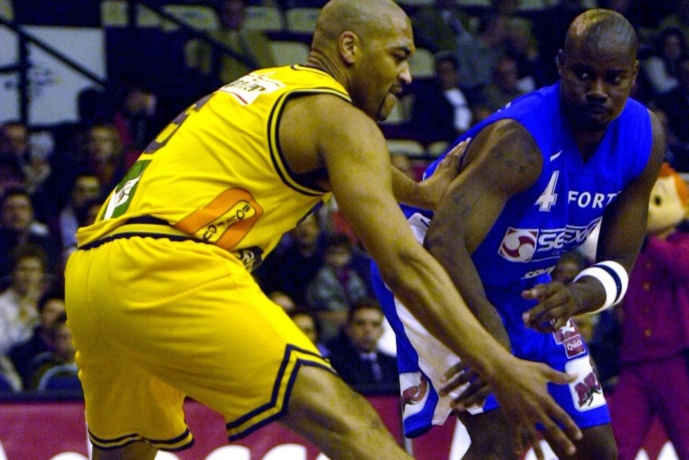 Basketballer im Zweikampf