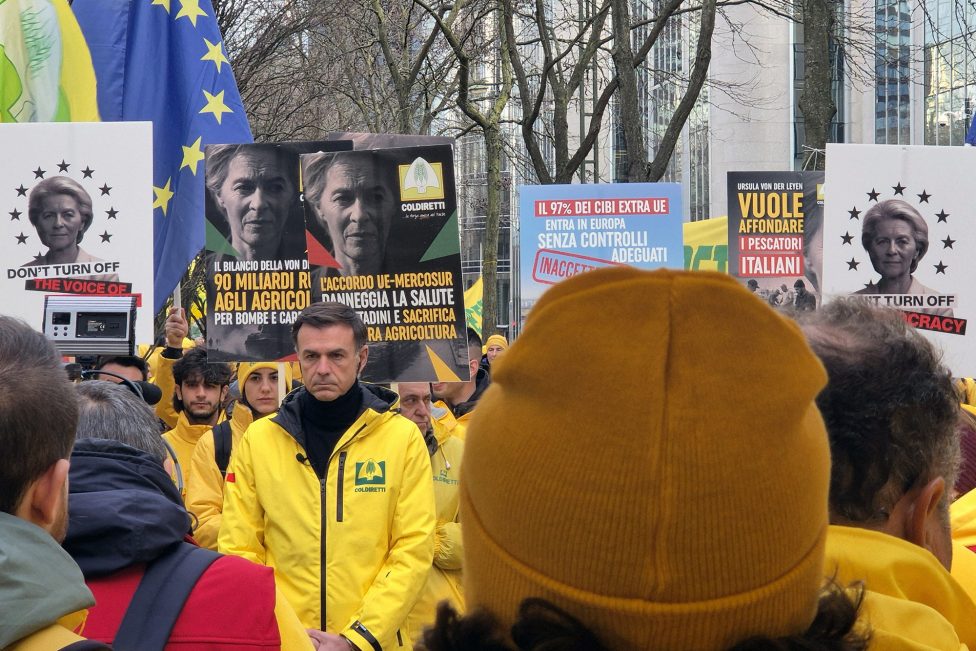 Landwirte in gelben Jacken mit Plakaten
