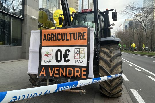 An einem Traktor steht in französischer Sprache "Agriculture à vendre, 0 Euros"
