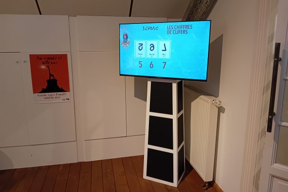 Beispiele von Zahlen und Buchstaben in der Ausstellung "Welcome in Beldavia" in Brüssel