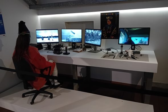 Überwachungsraum in der Ausstellung "Welcome in Beldavia" in Brüssel