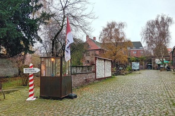 Eingangsbereich der Ausstellung "Welcome in Beldavia" in Brüssel