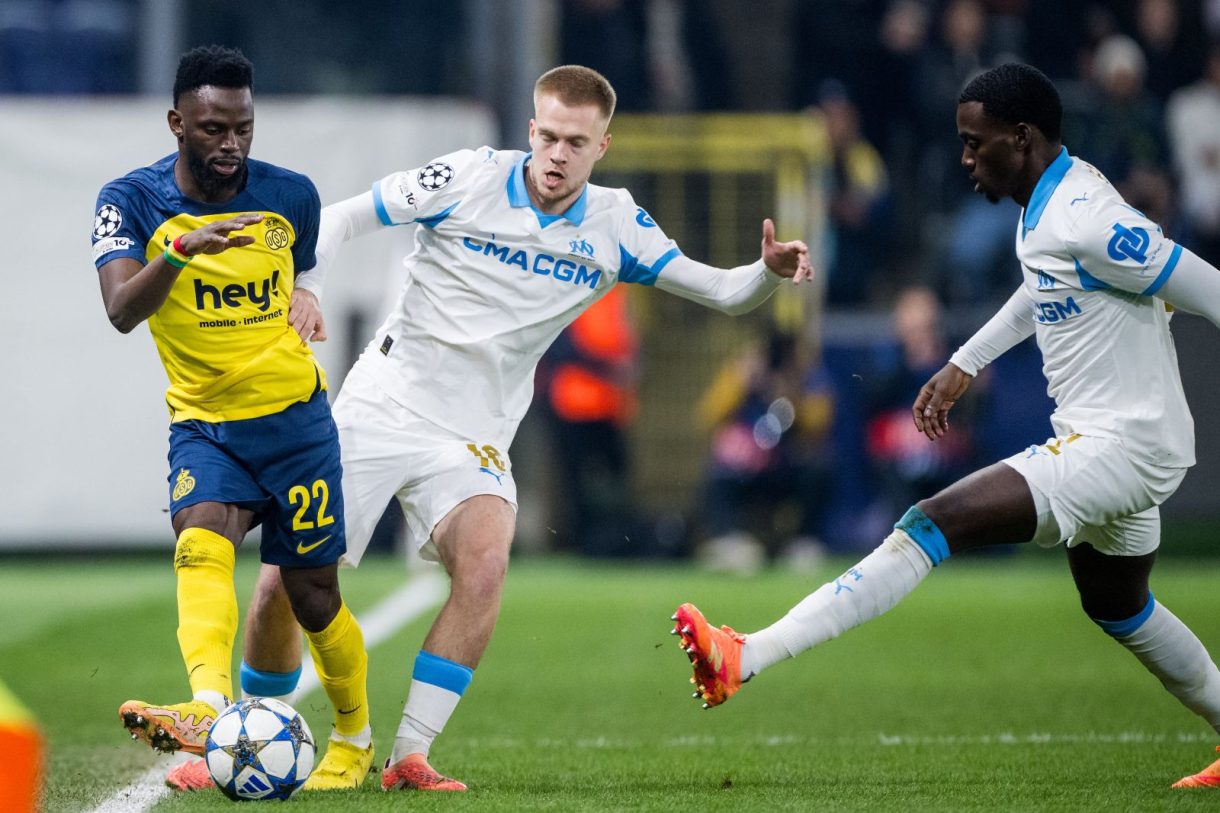 Zweikampf zwischen USG-Spieler Ousseynou Niang und Marseilles belgischem Mittelfeldspieler Arthur Vermeeren