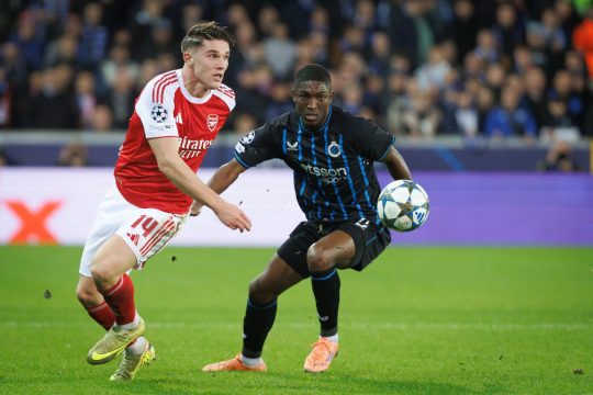 Spieler beider Mannschaften im Zweikampf um den Ball