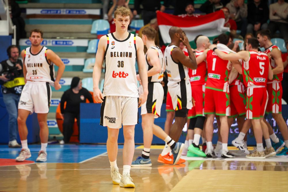 Basketballnationalspieler Joppe Mennes schaut enttäuscht drein, im Hintergrund umarmen sich die ungarischen Spieler