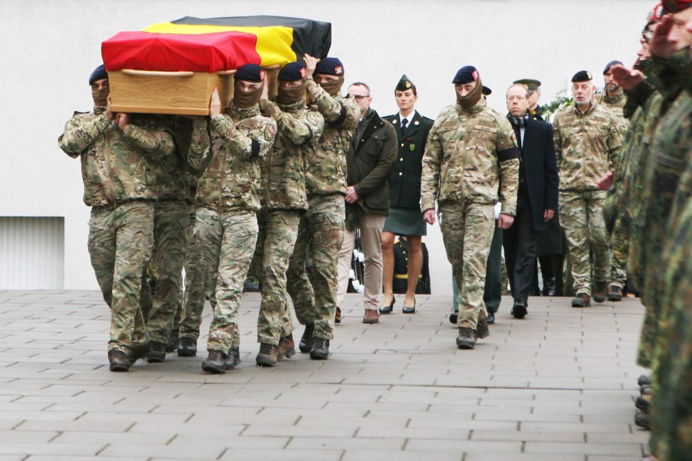 Soldaten tragen den Sarg mit dem 22-jährigen Soldaten, der in Litauen ums Leben gekommen ist