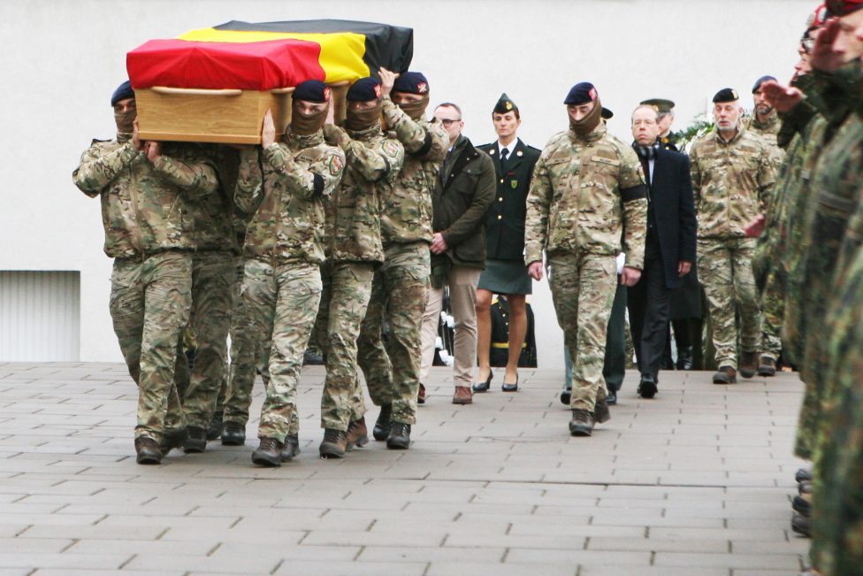 Soldaten tragen den Sarg mit dem 22-jährigen Soldaten, der in Litauen ums Leben gekommen ist