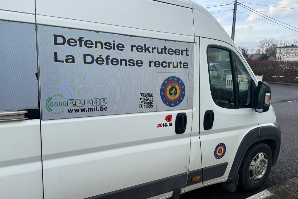Fahrzeug mit der Aufschrift "La défence recrute"