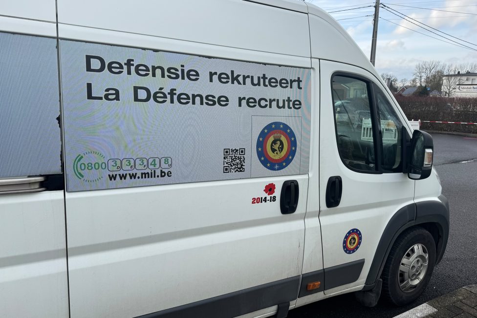 Fahrzeug mit der Aufschrift "La défence recrute"