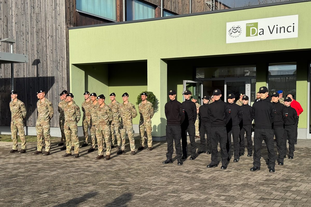 Schüler und Soldaten vor dem RSI