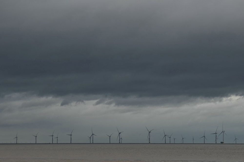 Dunkle Wolken am Himmel an der Küste von England
