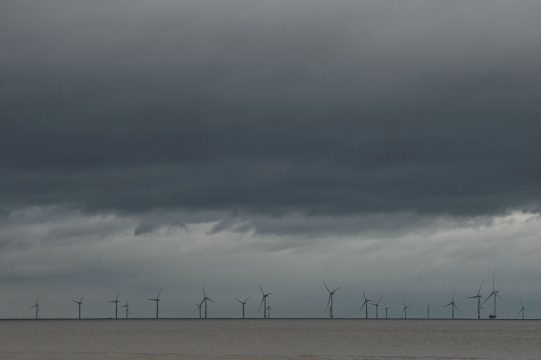 Dunkle Wolken am Himmel an der Küste von England
