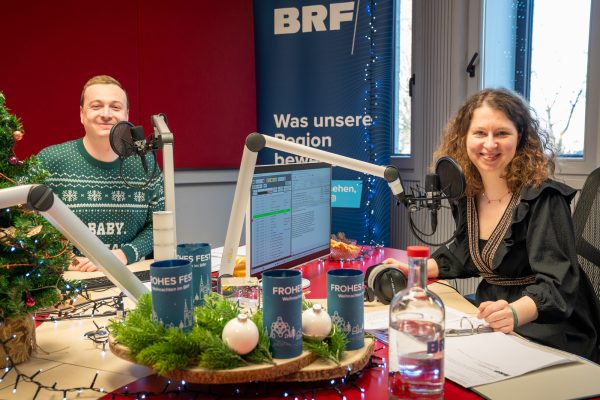 Die BRF-Weihnachtsbasar-Moderatoren Lena Orban und Robin Emonts im weihnachtlich dekorierten Radio-Studio