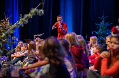 Marie Pack und Kinder beim BRF-Weihnachtssingen 2025 im Triangel