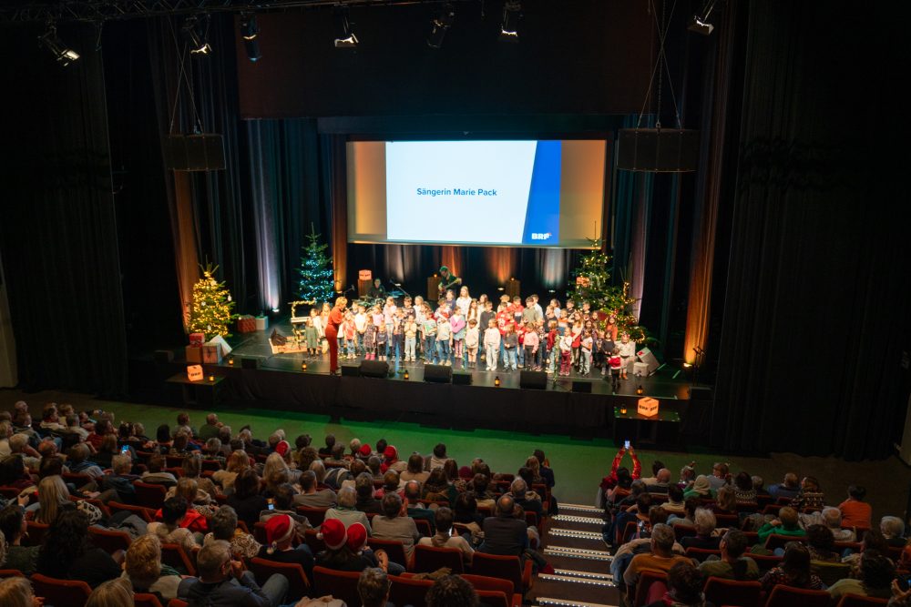 Kinder auf der Bühne beim BRF-Weihnachtssingen 2025 im Triangel