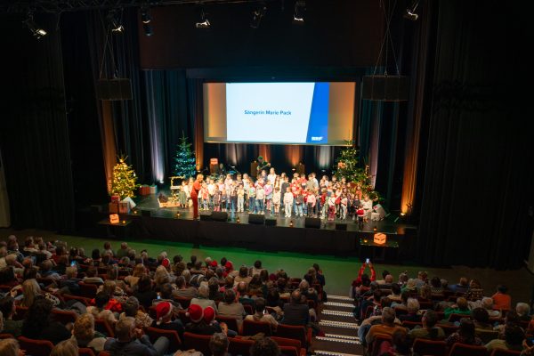 Kinder auf der Bühne beim BRF-Weihnachtssingen 2025 im Triangel