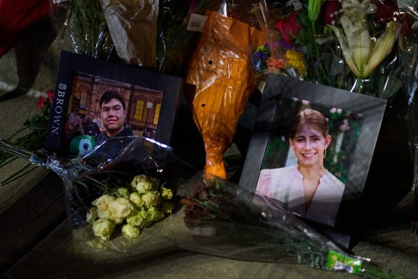 Fotos der beiden Todesopfer sind zusammen mit Blumen auf den Boden gelegt worden