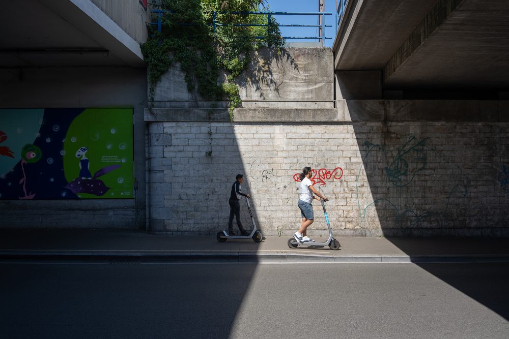 Zwei Personen auf E-Scootern in Brüssel