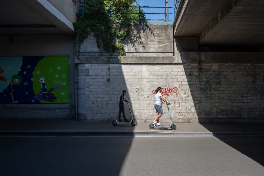 Zwei Personen auf E-Scootern in Brüssel