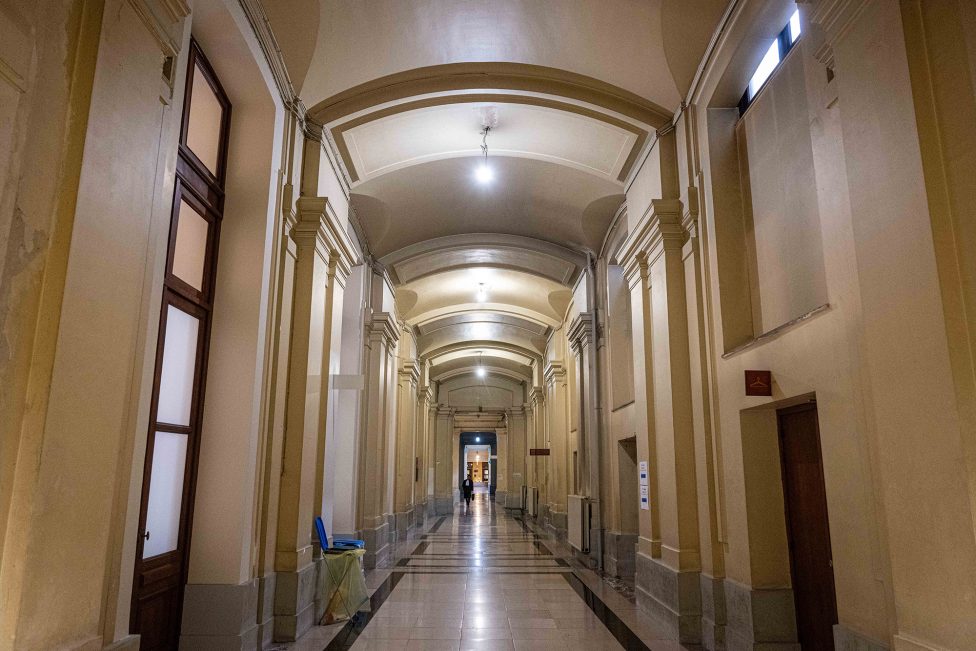 Flur mit hohen Decken und viele Türen