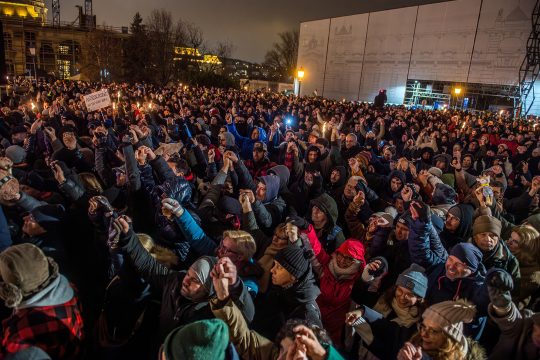 Demonstranten vor dem ungarischen Präsidentenpalast am 13. Dezember