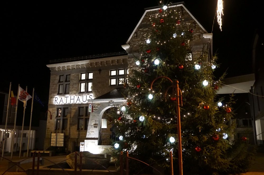 Gemeindehaus in Büllingen zur Weihnachtszeit (Bild: Stephan Pesch/BRF)