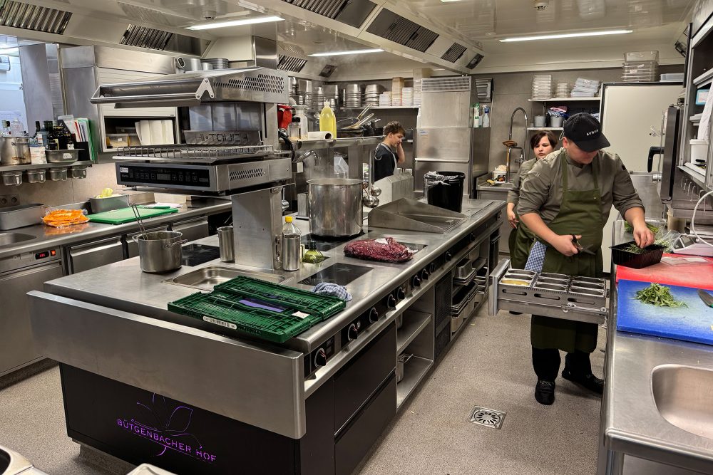 Mitarbeiter in der Küche des Bütgenbacher Hofs
