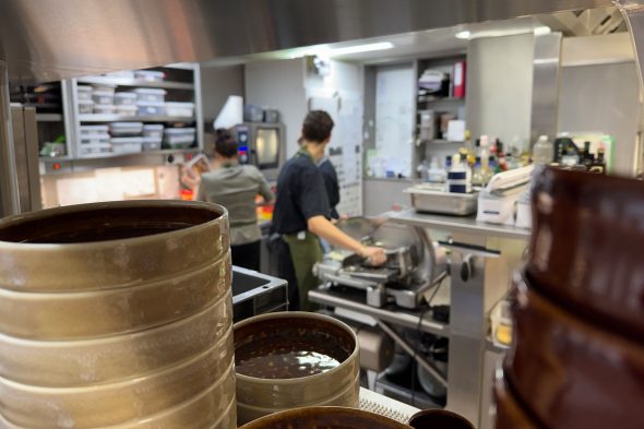 Mitarbeiter in der Küche des Bütgenbacher Hofs