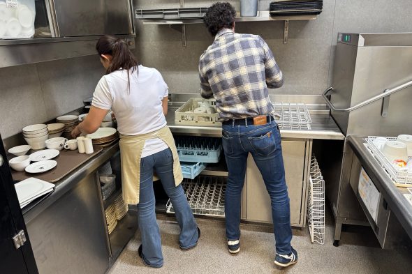 Mitarbeiterin und Chef Thorsten Maraite in der Küche des Bütgenbacher Hofs