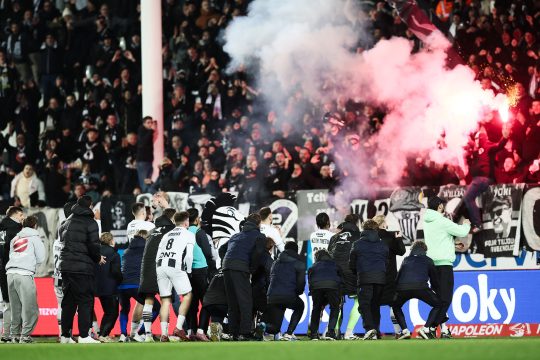 Die Mannschaft von Charleroi steht vor der Fankurve und feiert, im Fan-Block sieht man ein Pyro-Feuer