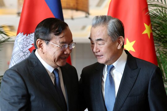 Kambodschas Außenminister und stellvertretender Premier Prak Sokhonn mit dem chinesischen Außenminister Wang Yi am Sonntag