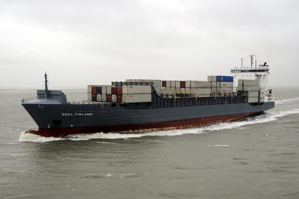 Container-Frachtschiff auf der Nordsee