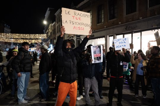 Menschen demonstrieren, einige halten Plakate in die Höhe