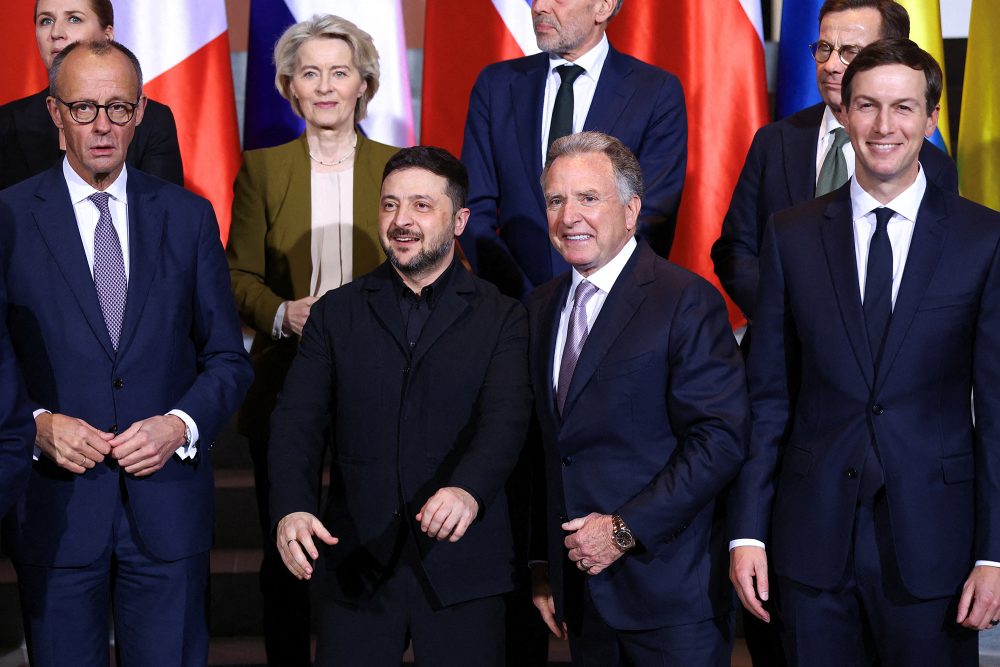 Vordere Reihe: der deutsche Bundeskanzler Friedrich Merz, der ukrainische Präsident Wolodymyr Zelensky, US-Sondergesandte Steve Witkoff, der Schwiegersohn des US-Präsidenten Jared Kushner; hintere Reihe: di edänische Ministerpräsidentin Mette Frederiksen, EU-Kommissionspräsidentin Ursula von der Leyen, der niederländische Ministerpräsident Dick Schoof und der schwedische Ministerpräsident Ulf Kristersson