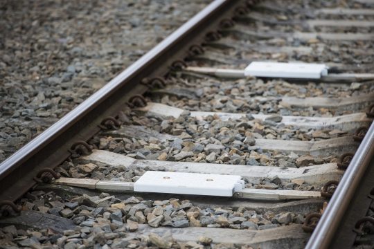 Nahaufnahme von Gleisen mit dem Sicherheitssystem ETCS