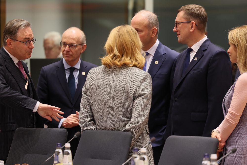 Bart De Wever (links) zu Beginn des Gipfels im Gespräch mit einigen europäischen Kollegen