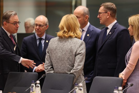 Bart De Wever (links) zu Beginn des Gipfels im Gespräch mit einigen europäischen Kollegen