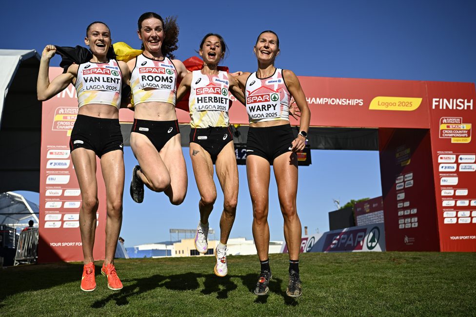 Die belgischen CRoss-Lâuferinnen Jana Van Lent, Lisa Rooms, Chloe Herbiet und Victoria Warpy springen jubelnd in die Luft