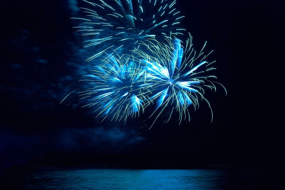 Feuerwerk am dunklen Himmel