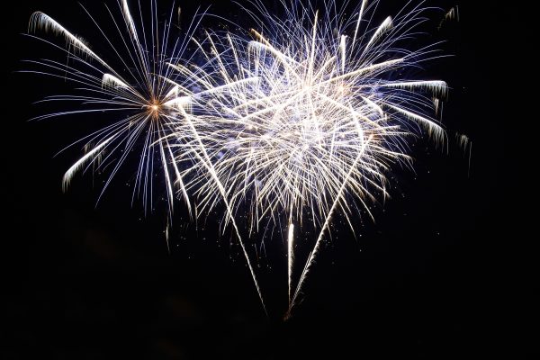 Feuerwerk am dunklen Himmel