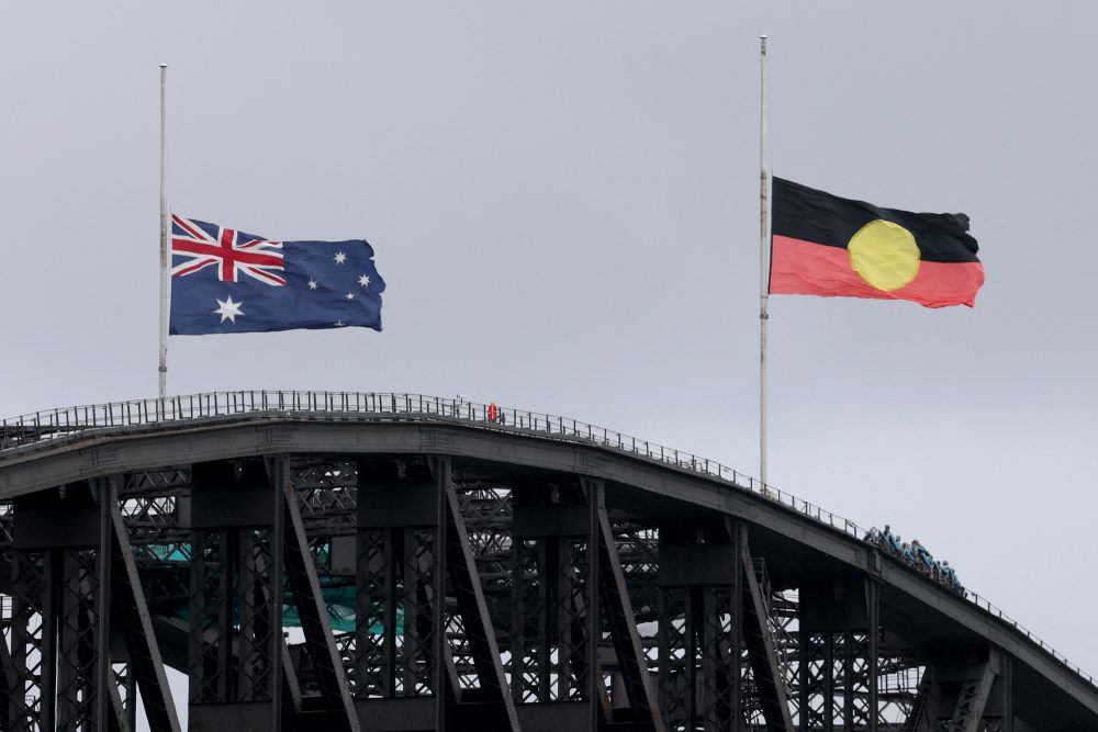 Die australische Flagge und die Flagge der Aborigenes auf der Harbour Bridge in Sydney stehen auf Halbmast