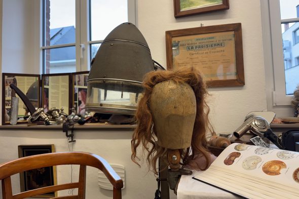 Perücke und altes Friseurwerkzeug