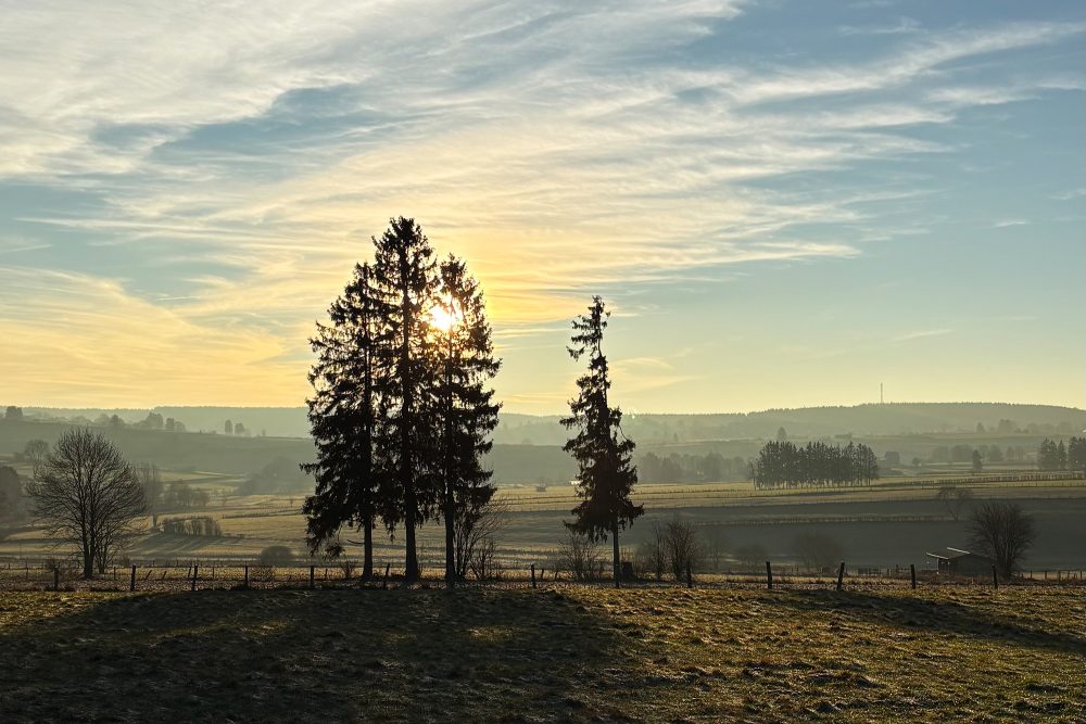 Morgensonne im Dezember über den Feldern zwischen Deidenberg und Amel