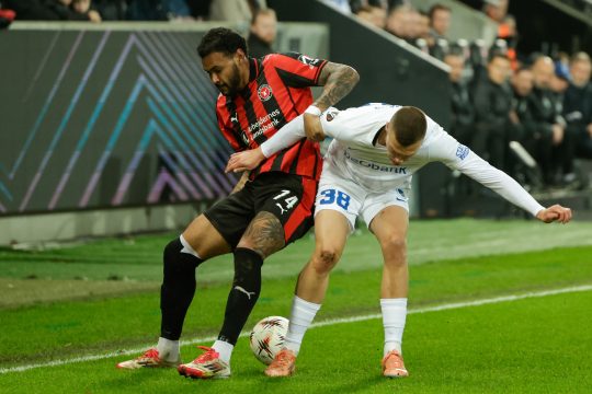 Die beiden Spieler Edward Chilufya und Daan Heymans kämpfen um den Ball
